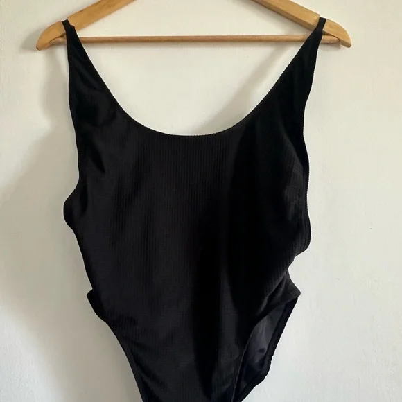 Swim by Lioness Black Scoop Back Textured One Piece Swimsuit size Small - Picture 2 of 5
